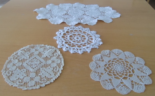M756M Four crocheted doilies